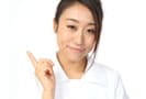 指さしする看護師